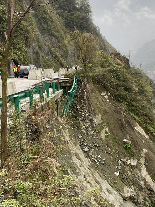 G213线映秀至汶川段一碗水路基垮塌应急抢险工程正式进场