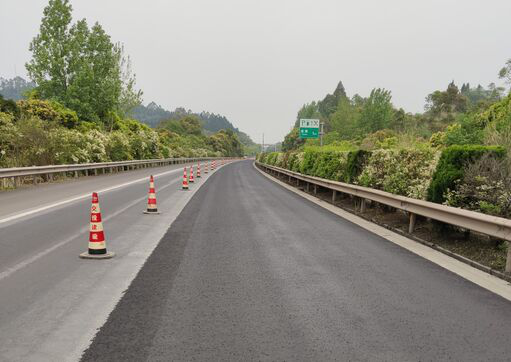 南广邻路路面病害整治工程微表处试验段顺利铺筑