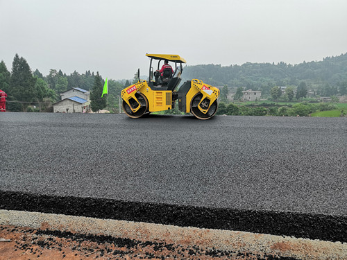 成资渝TJ7项目沥青路面中面层试验段顺利完成铺筑