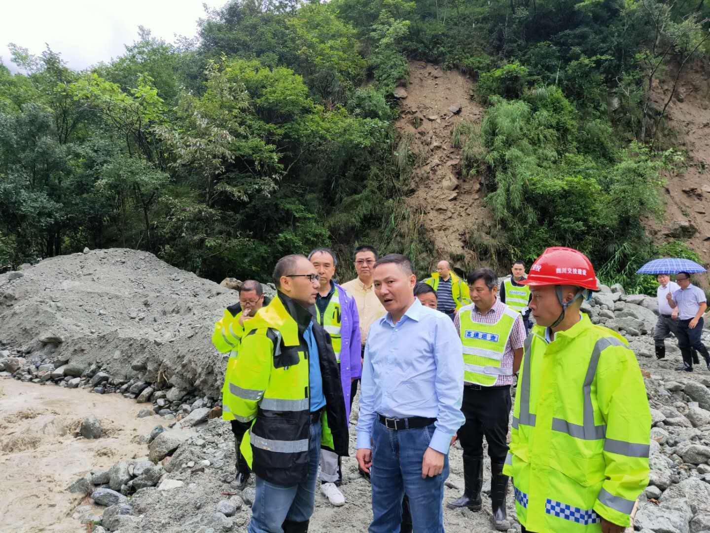 集团党委副书记、副董事长、总经理周黎明一行赴雅西高速擦罗隧道抢险现场查看情况