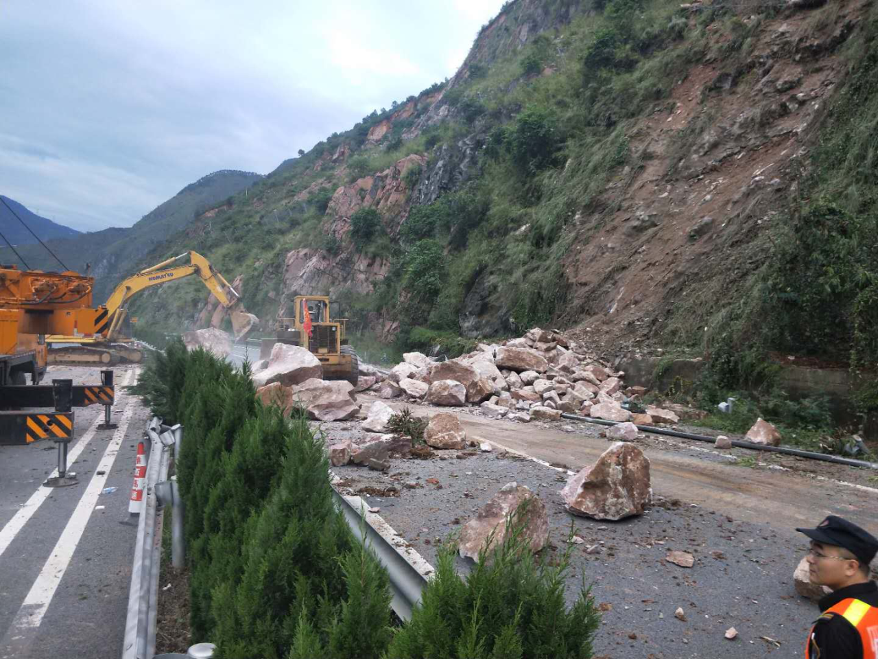 雅西高速突发山体滑坡险情 四川交投建设第一时间抢险救援