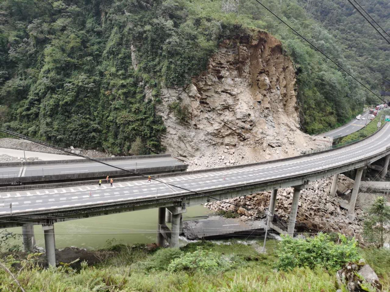 雅西高速山体滑坡交通中断 四川交投建设公司抢险队已赴现场