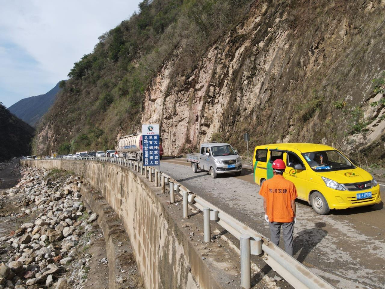 险情突发  四川交建紧急抢通泥石流断道