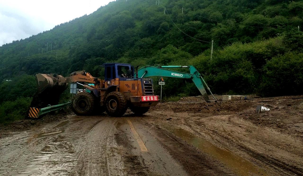 图三：7月15日上午再次清理道路杂物（王兵摄影）.jpg