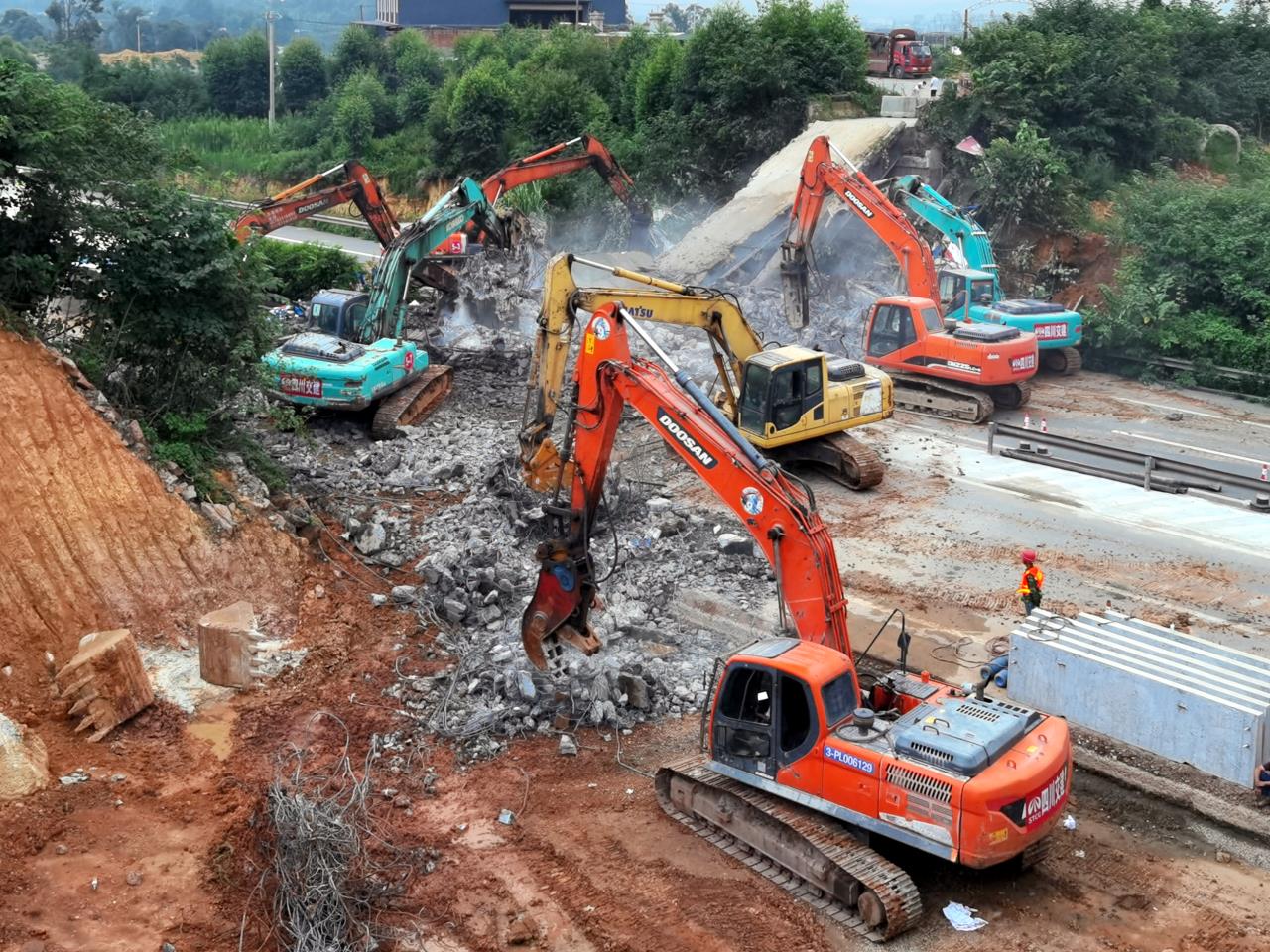 成乐高速扩容建设项目第三批天桥拆除工作顺利完成