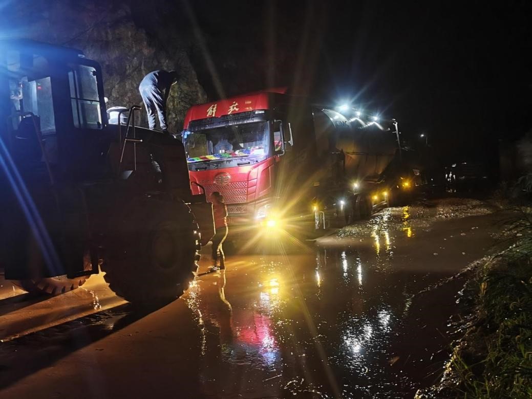 雨夜货车被困353国道 桥梁工程分公司沿江高速XJ17项目部的抢险队伍现场救援