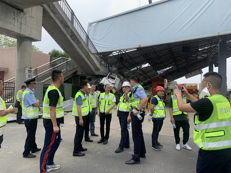 高路建筑公司应急抢险专项小组赴绕城高速事故现场开展抢险应急工作