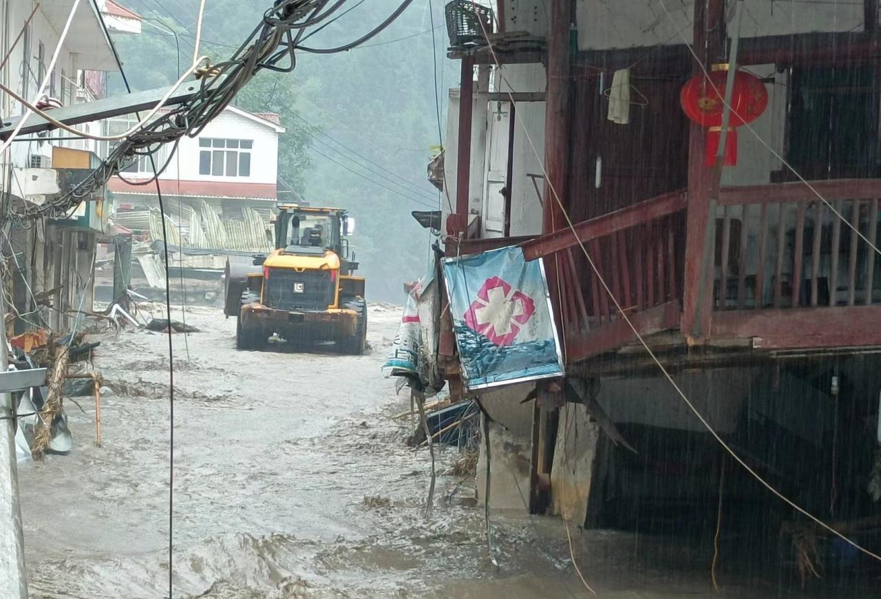 平武县暴雨山洪，交建集团紧急抢通生命通道