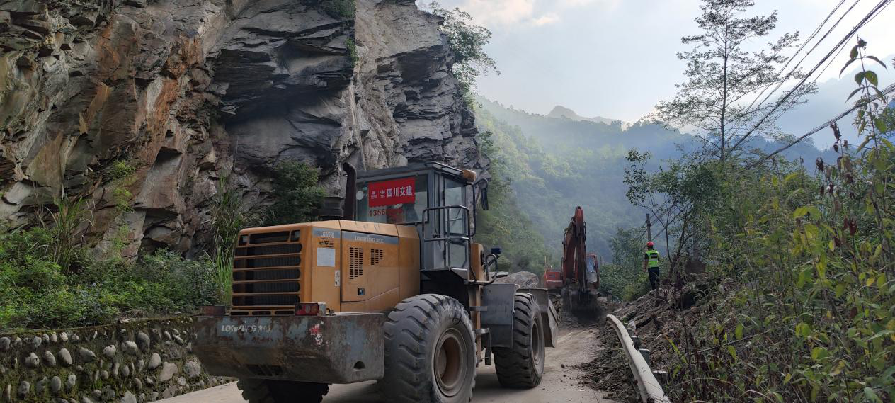 S301平武段道路中断，已顺利抢通