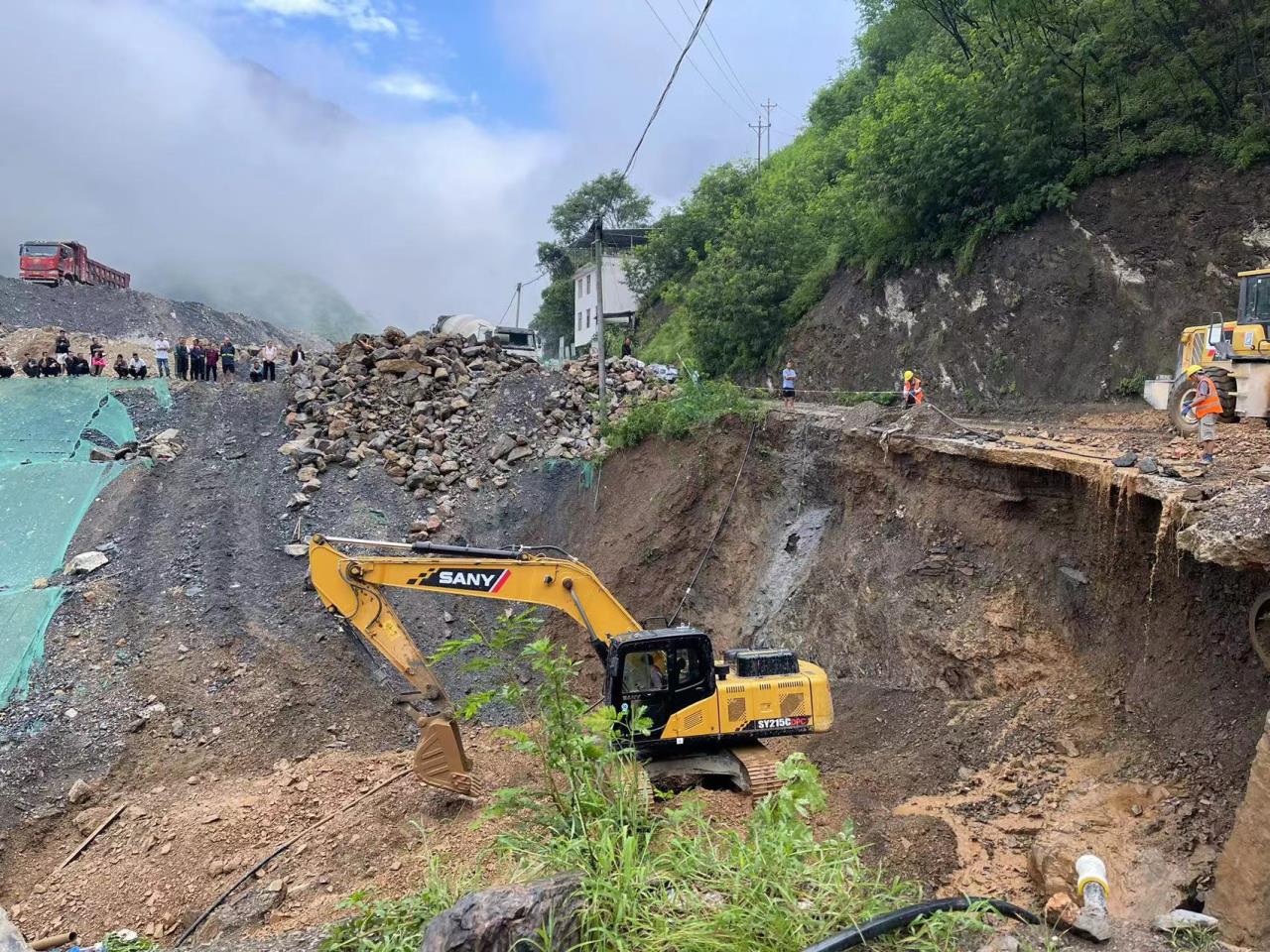 交建集团沿江高速服务地方帮助疏通乡村道路