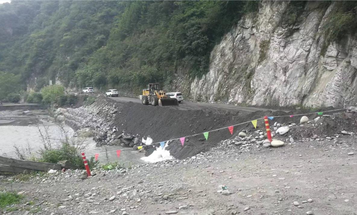 交建集团顺利抢通S301线平武段受阻道路