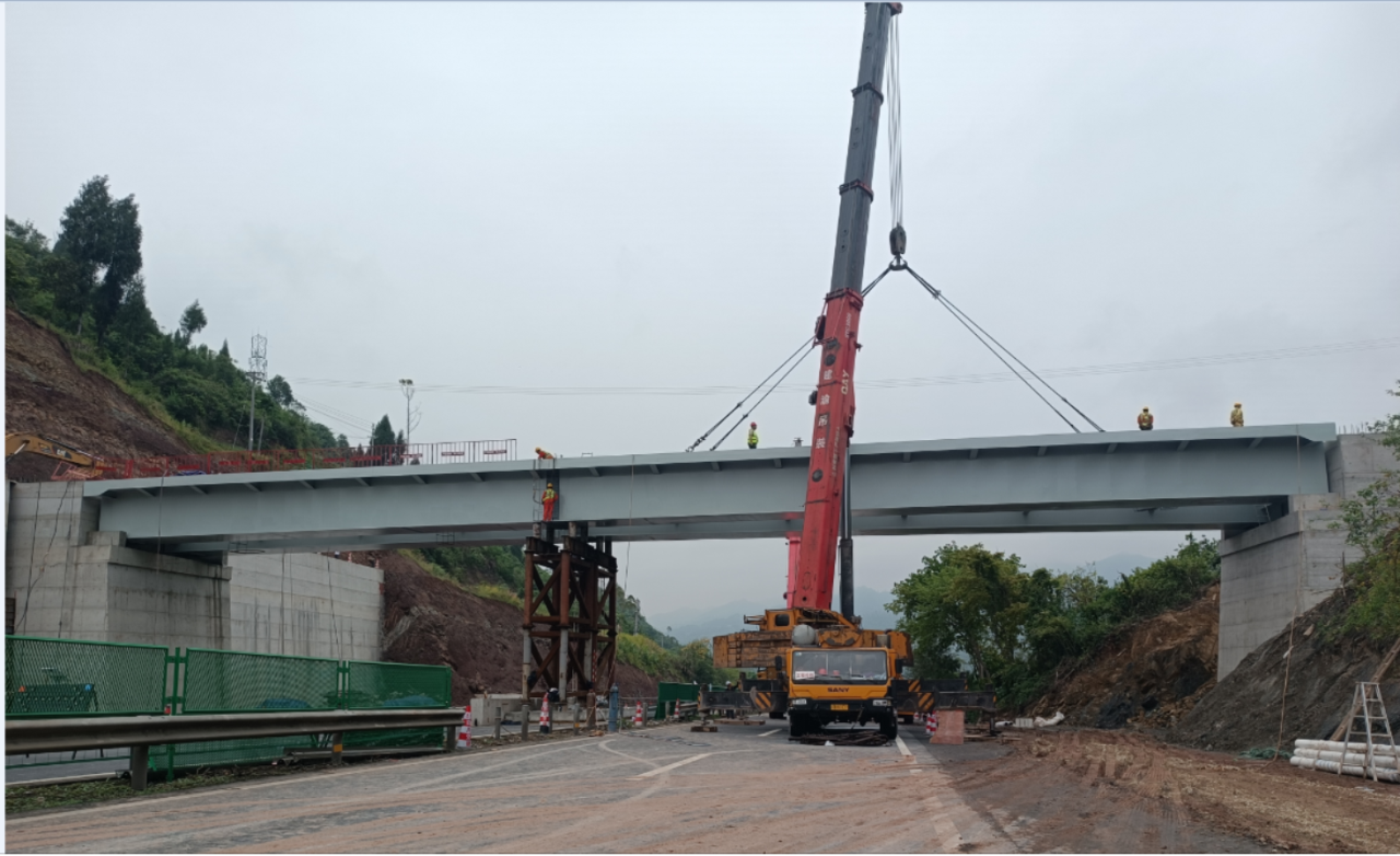 达渝路高竹互通立交及连接线工程 茶园村天桥钢箱梁吊装正式完成