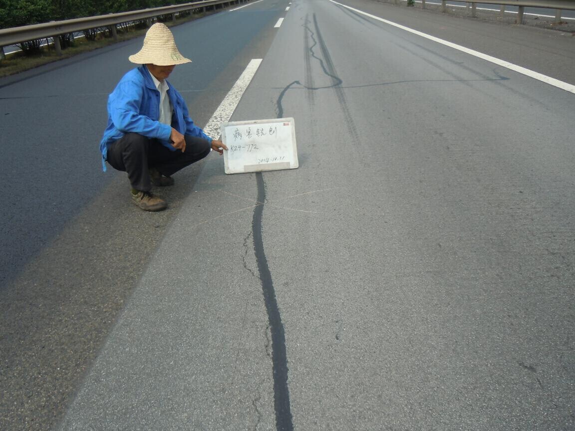 遂渝高速公路路面抗滑性能专项整治工程路面病害挖补及罩面完工